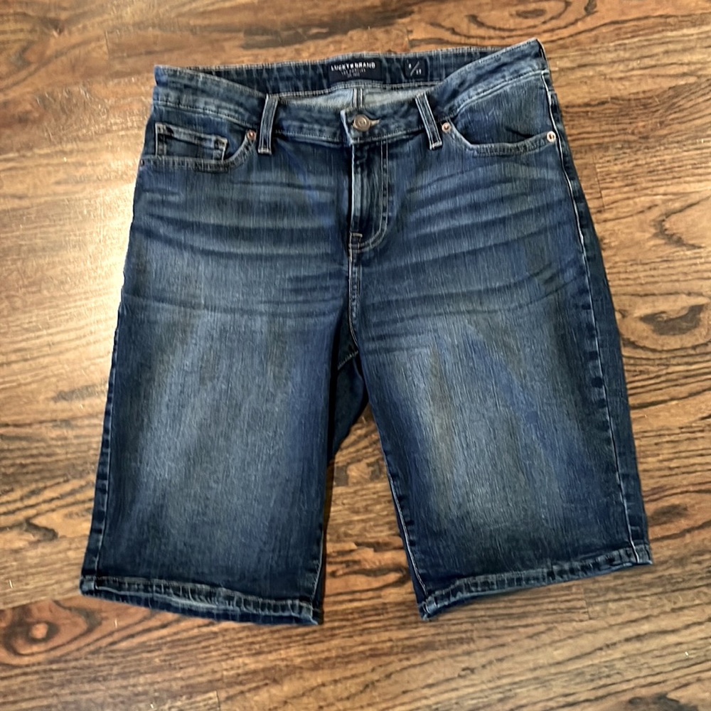 Mid-rise Bermuda short